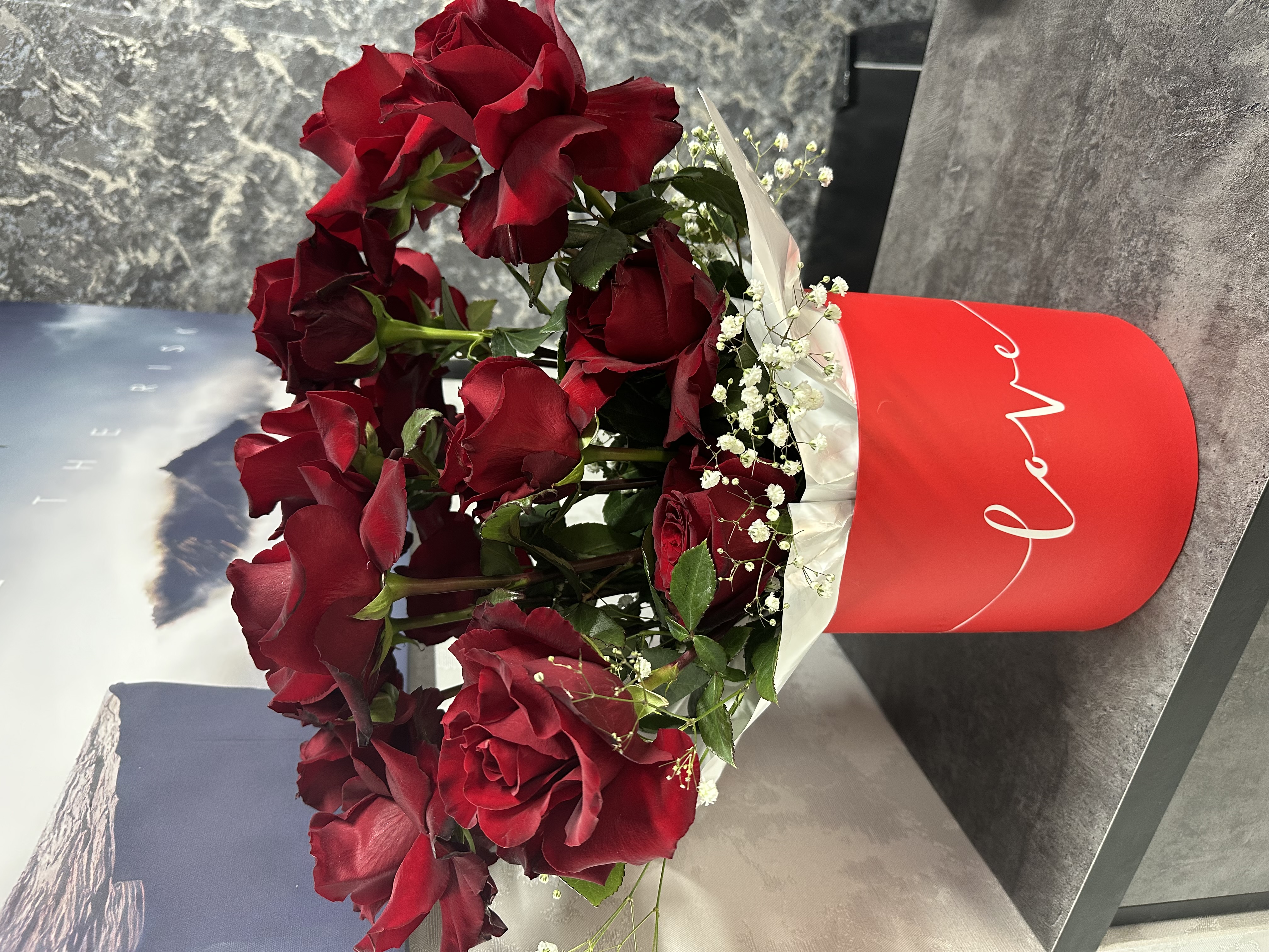 Цветы в коробке Love из роз и гипсофилы